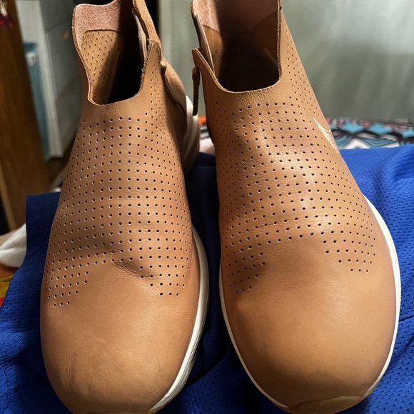 These are some really soft shoes, Nikes - Picture 4 of 7